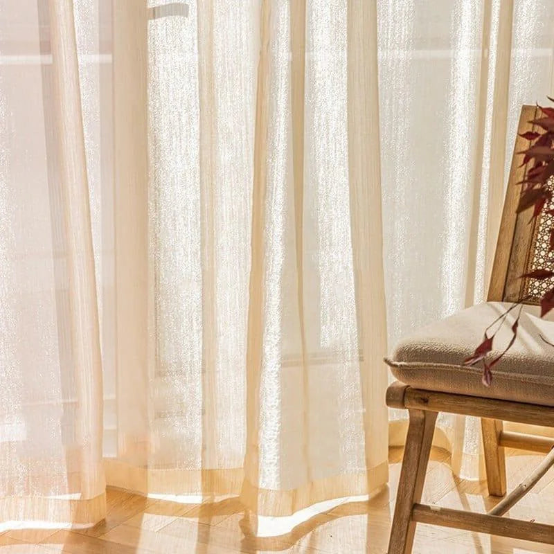 Rideau léger beige lumineux laissant entrer la lumière naturelle dans une pièce décorée de manière chaleureuse. 

Ce rideau élégant apporte une ambiance apaisante et moderne à tout intérieur. 

Idéal pour le salon ou la chambre, combinant style et fonctionnalité.