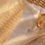 Verre à whisky élégant posé sur une table lumineuse, reflétant une ambiance chaleureuse et apaisante idéale pour les soirées raffinées. Le design classique du verre ajoute une touche de sophistication à toute occasion. Découvrez le parfait accessoire pour sublimer vos moments de dégustation.