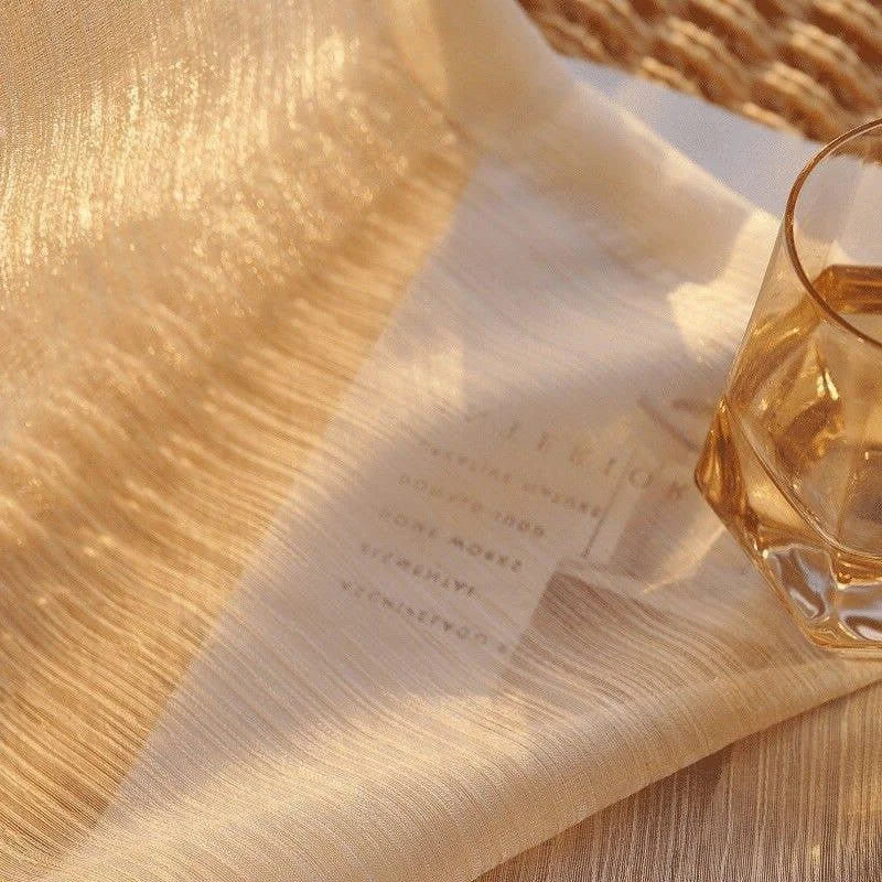 Verre à whisky élégant posé sur une table lumineuse, reflétant une ambiance chaleureuse et apaisante idéale pour les soirées raffinées. Le design classique du verre ajoute une touche de sophistication à toute occasion. Découvrez le parfait accessoire pour sublimer vos moments de dégustation.