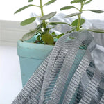 Pot de plantes vertes avec voile de protection pour jardinage intérieur et extérieur. Idéal pour préserver les fleurs et les arbustes, ce filet est parfait pour réguler l'exposition au soleil et assurer une croissance optimale. Accessoire de choix pour les amateurs de jardinage recherchant une solution efficace et esthétique.