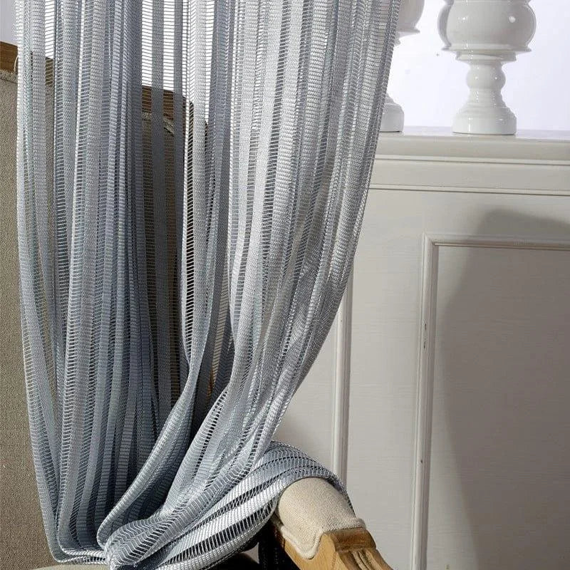 Voilage décoratif pour salon élégant, idéal pour filtrer la lumière tout en ajoutant une touche de sophistication à votre intérieur. Design moderne avec des lignes verticales pour un look épuré et contemporain dans la décoration de la maison.