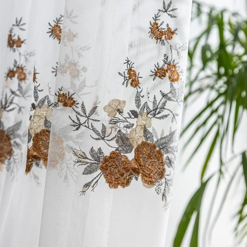 Rideau décoratif élégant avec motifs floraux brodés en couleurs chaudes, idéal pour apporter une touche sophistiquée et chaleureuse à votre intérieur. Parfait pour le salon ou la chambre, ce rideau confère une ambiance raffinée et accueillante à votre espace de vie. Misez sur le style et l'élégance avec ce magnifique rideau à motifs floraux.