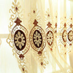 Rideau décoratif élégant avec motif floral brodé. Idéal pour ajouter une touche de sophistication à votre intérieur. Parfait pour les salons, chambres et espaces de détente, apportant charme et lumière douce. Design raffiné avec motifs symétriques et détails délicats. Complémente une variété de styles de décoration intérieure.