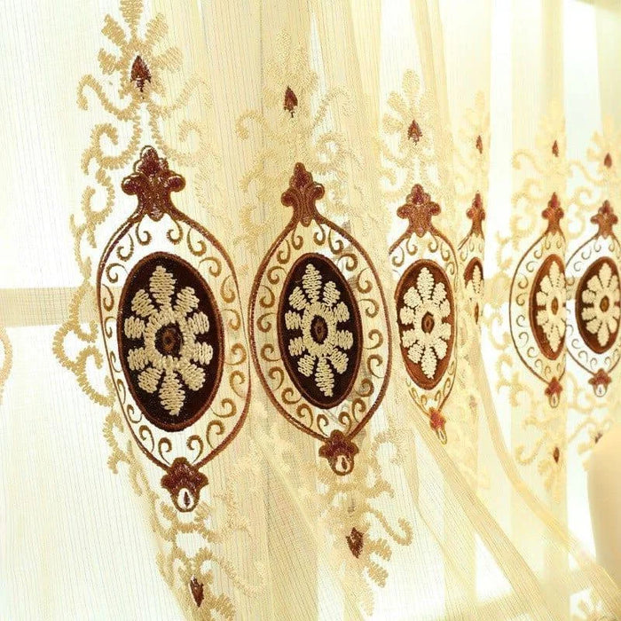 Rideau décoratif élégant avec motif floral brodé. Idéal pour ajouter une touche de sophistication à votre intérieur. Parfait pour les salons, chambres et espaces de détente, apportant charme et lumière douce. Design raffiné avec motifs symétriques et détails délicats. Complémente une variété de styles de décoration intérieure.