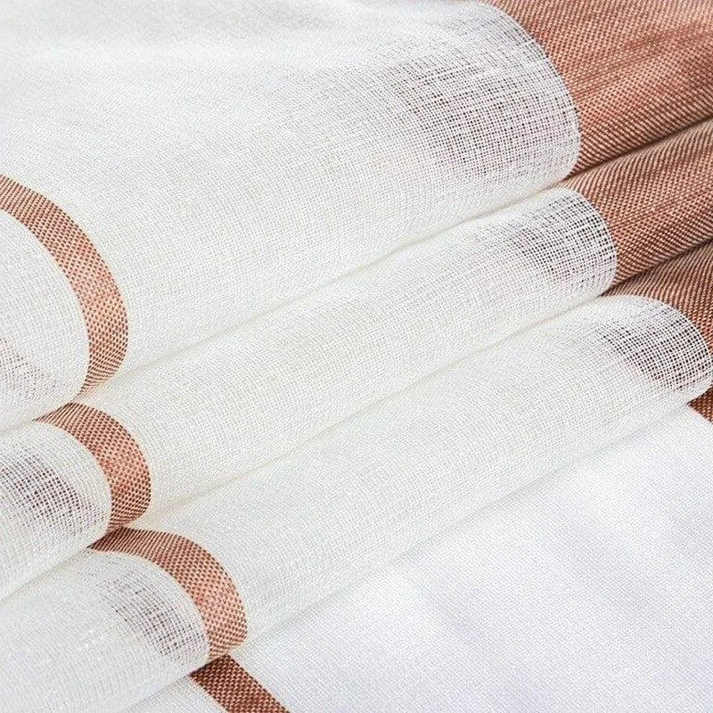 Voilage élégant blanc avec rayures marron, parfait pour ajouter une touche de sophistication à votre intérieur. Ces rideaux légers peuvent transformer l’ambiance de n'importe quelle pièce, en laissant passer la lumière tout en préservant votre intimité. Idéal pour le salon, la chambre ou la salle à manger.