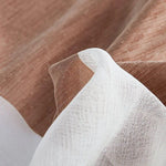 Texture élégante d'un tissu brun et blanc, idéal pour la décoration intérieure. Rideau moderne apportant une touche de raffinement à votre espace de vie. Motif doux et harmonieux, parfait pour créer une ambiance accueillante et contemporaine.