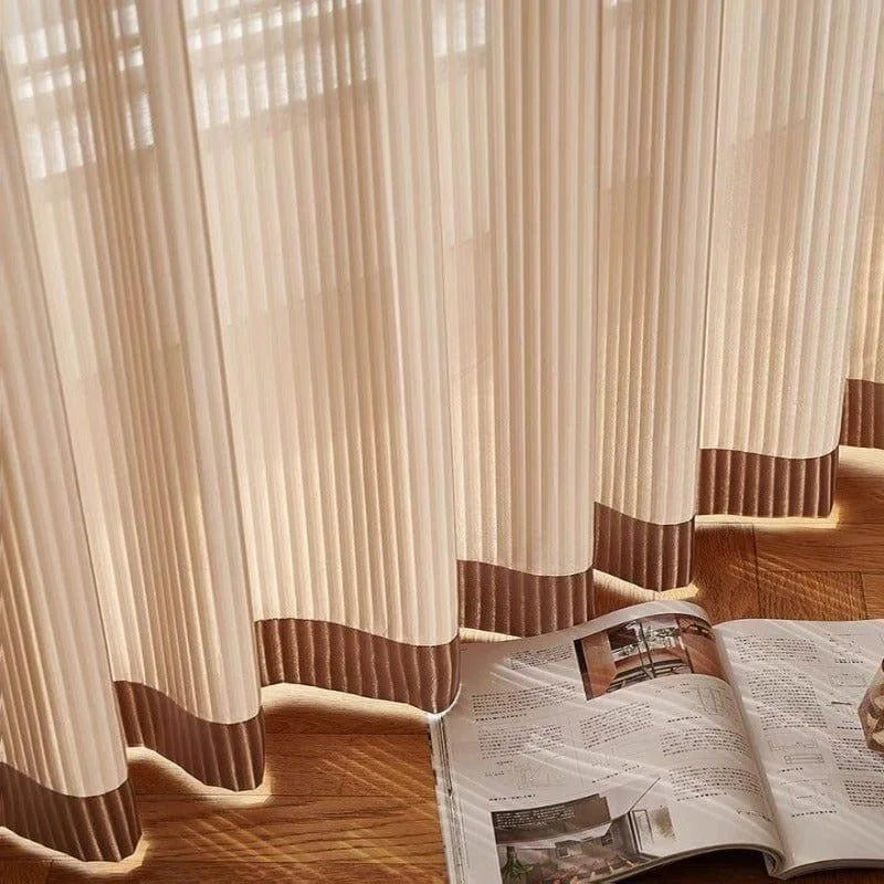 Rideaux élégants pour salon moderne, filtrant doucement la lumière naturelle. Idéal pour créer une ambiance chaleureuse et accueillante dans votre espace de vie. Accessoire de décoration intérieure parfait pour rehausser votre maison.