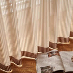 Rideaux élégants pour salon moderne, filtrant doucement la lumière naturelle. Idéal pour créer une ambiance chaleureuse et accueillante dans votre espace de vie. Accessoire de décoration intérieure parfait pour rehausser votre maison.