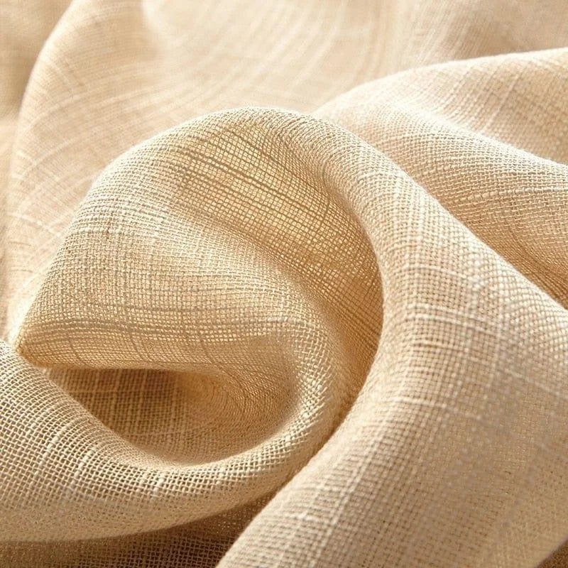 Tissu beige finely tissé, idéal pour la confection de vêtements et d'accessoires élégants. Texture légère et aérée, parfaite pour ajouter une touche raffinée à votre garde-robe ou décoration d'intérieur.