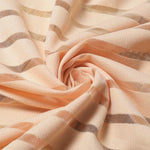 Tissu beige à rayures élégantes, plié pour montrer sa texture fluide. Idéal pour la confection de vêtements ou de textiles d'intérieur à la mode. Parfait pour ajouter une touche de sophistication et de modernité à vos créations.