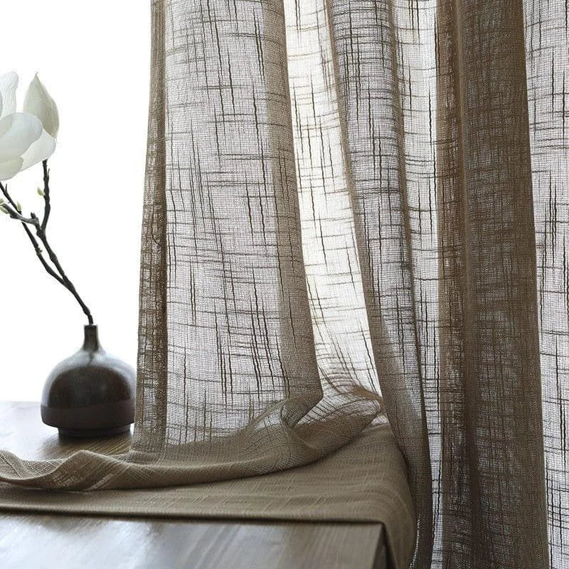 Rideaux élégants translucides de couleur beige clair, parfaits pour ajouter une touche de sophistication à votre intérieur. Ces rideaux laissent passer la lumière naturelle tout en préservant l'intimité, idéals pour le salon ou la chambre. Leur design moderne s'harmonise facilement avec une variété de styles de décoration, créant une ambiance chaleureuse et accueillante dans chaque pièce.