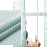 Rideau translucide vert menthe, idéal pour une ambiance lumineuse et fraîche. Ce rideau élégant ajoute une touche de modernité à votre intérieur tout en permettant à la lumière naturelle de filtrer doucement. Parfait pour le salon ou la chambre, ce rideau s'harmonise facilement avec divers styles de décoration. Découvrez comment ce détail subtil peut transformer votre espace en un havre de paix accueillant.
