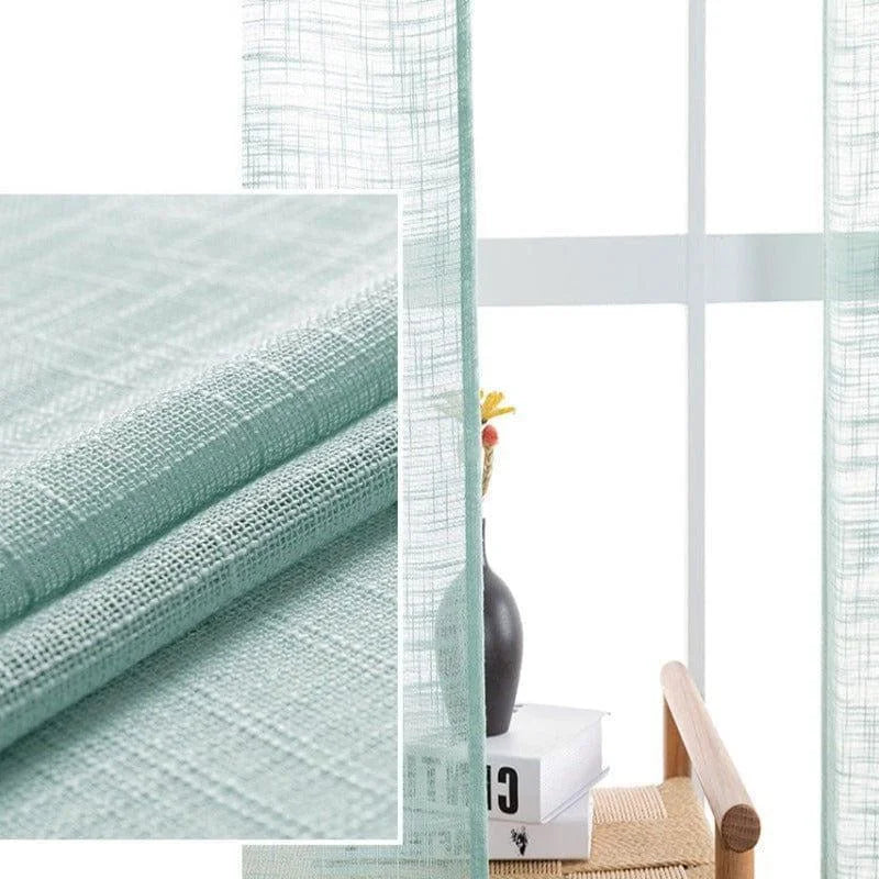 Rideau translucide vert menthe, idéal pour une ambiance lumineuse et fraîche. Ce rideau élégant ajoute une touche de modernité à votre intérieur tout en permettant à la lumière naturelle de filtrer doucement. Parfait pour le salon ou la chambre, ce rideau s'harmonise facilement avec divers styles de décoration. Découvrez comment ce détail subtil peut transformer votre espace en un havre de paix accueillant.