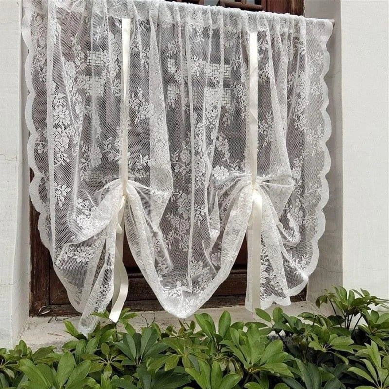 Rideau décoratif blanc avec motifs floraux, idéal pour embellir les fenêtres et apporter une touche élégante à votre intérieur. Sa transparence permet de laisser entrer la lumière tout en préservant l'intimité. Parfait pour un salon ou une chambre, son design raffiné s'adapte à divers styles de décoration.