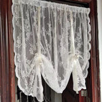 Voilage blanc avec motif floral pour fenêtre, élégant et raffiné, parfait pour embellir un intérieur. Rideau décoratif offrant une touche romantique et classique à votre maison, idéal pour tamiser la lumière tout en maintenant une atmosphère chaleureuse et accueillante. Adapté pour salon, chambre ou cuisine. Installation facile avec une finition soignée.