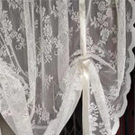 Voilage élégant à motif floral, idéal pour embellir une fenêtre tout en laissant entrer la lumière naturelle. Ce rideau blanc raffiné apporte une touche romantique et délicate à votre décoration intérieure, parfait pour le salon ou la chambre. Facile à accrocher, il ajoute une ambiance sereine et chic à tout espace de vie.