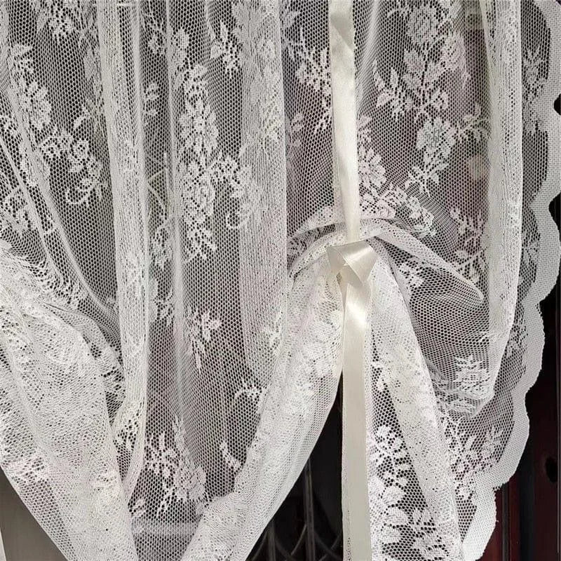 Voilage élégant à motif floral, idéal pour embellir une fenêtre tout en laissant entrer la lumière naturelle. Ce rideau blanc raffiné apporte une touche romantique et délicate à votre décoration intérieure, parfait pour le salon ou la chambre. Facile à accrocher, il ajoute une ambiance sereine et chic à tout espace de vie.
