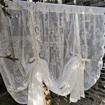 Rideau élégant en dentelle blanche, idéal pour ajouter une touche de sophistication à votre intérieur. Parfait pour les fenêtres de la maison, ce rideau aux motifs floraux raffinés apporte une lumière douce tout en préservant votre intimité. Choix parfait pour une décoration de style classique et intemporel.