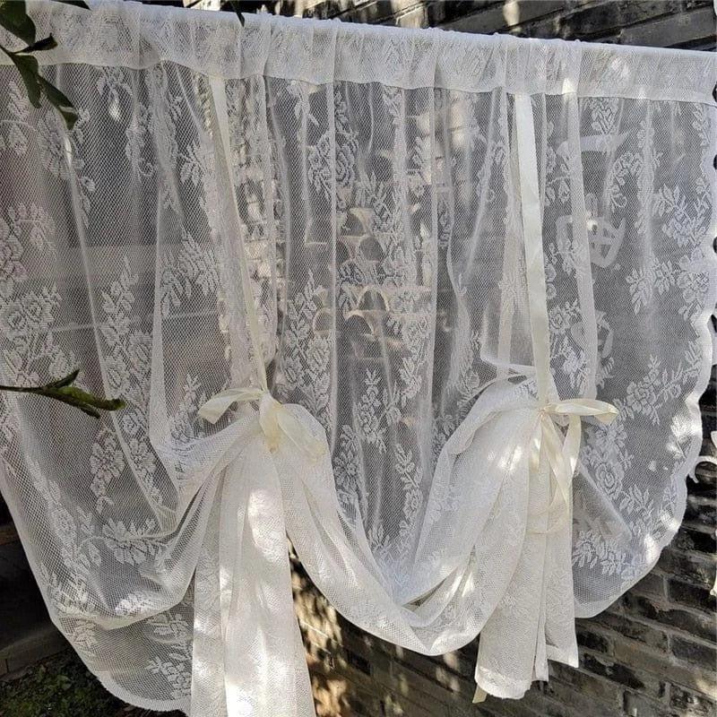 Rideau élégant en dentelle blanche, idéal pour ajouter une touche de sophistication à votre intérieur. Parfait pour les fenêtres de la maison, ce rideau aux motifs floraux raffinés apporte une lumière douce tout en préservant votre intimité. Choix parfait pour une décoration de style classique et intemporel.