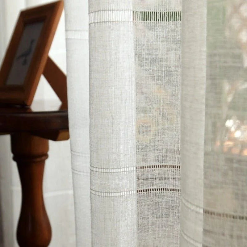 Rideaux élégants et légers pour un intérieur lumineux et apaisant. Ces rideaux sont parfaits pour filtrer la lumière tout en préservant une ambiance intime. Décoration de fenêtre idéale pour ajouter une touche de charme à votre salon ou chambre à coucher.