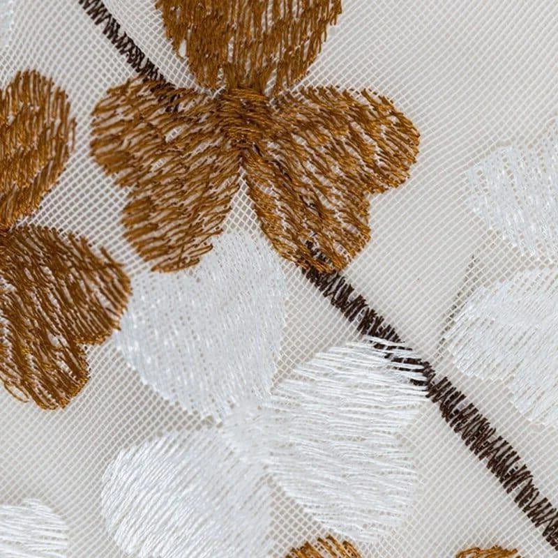 Motif floral élégant avec broderies marron et blanches, idéal pour la décoration intérieure ou la création d'accessoires personnalisés. Design raffiné apportant une touche naturelle et sophistiquée à vos projets créatifs.