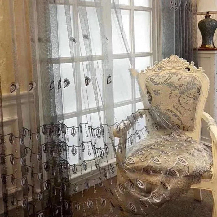 Voilage décoratif avec motifs élégants, installation dans un intérieur lumineux et raffiné près d'une fenêtre. Estez l'espace avec des rideaux qui égayent votre salon. Ambiance chic et sophistiquée pour votre décoration intérieure.