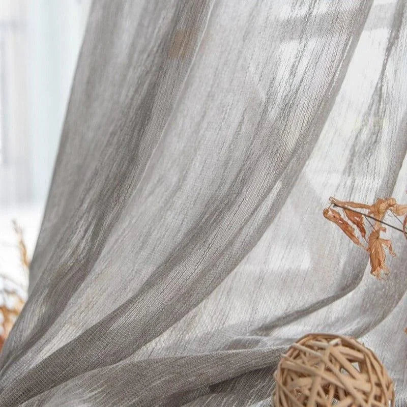 Voilage élégant gris, parfait pour une décoration intérieure raffinée. Ce rideau translucide ajoute une touche moderne et légère à votre pièce, permettant une belle diffusion de la lumière naturelle. Idéal pour le salon, la chambre ou toute autre espace de vie, il s'intègre parfaitement à divers styles de décoration. Accessoire décoratif indispensable pour créer une ambiance chaleureuse et accueillante.
