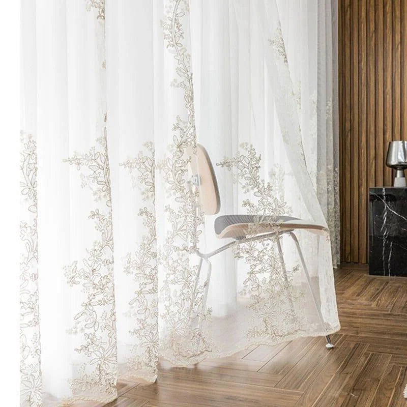 Rideau de style élégant avec motifs floraux délicats sur fond blanc, parfait pour apporter une touche raffinée à votre intérieur. Idéal pour salons modernes ou chambres douces, ce rideau assure une ambiance lumineuse et apaisante. Explorez un design chic qui améliore l'esthétique de n'importe quelle pièce de la maison.