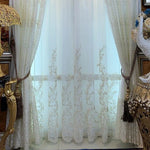 Rideaux élégants et raffinés ornés de motifs floraux délicats, idéaux pour ajouter une touche sophistiquée à votre intérieur. Les embrasses chic et les détails dorés renforcent le charme classique, complétant parfaitement une décoration luxueuse. Parfait pour les salons ou les espaces nécessitant un accent de style et d'élégance.