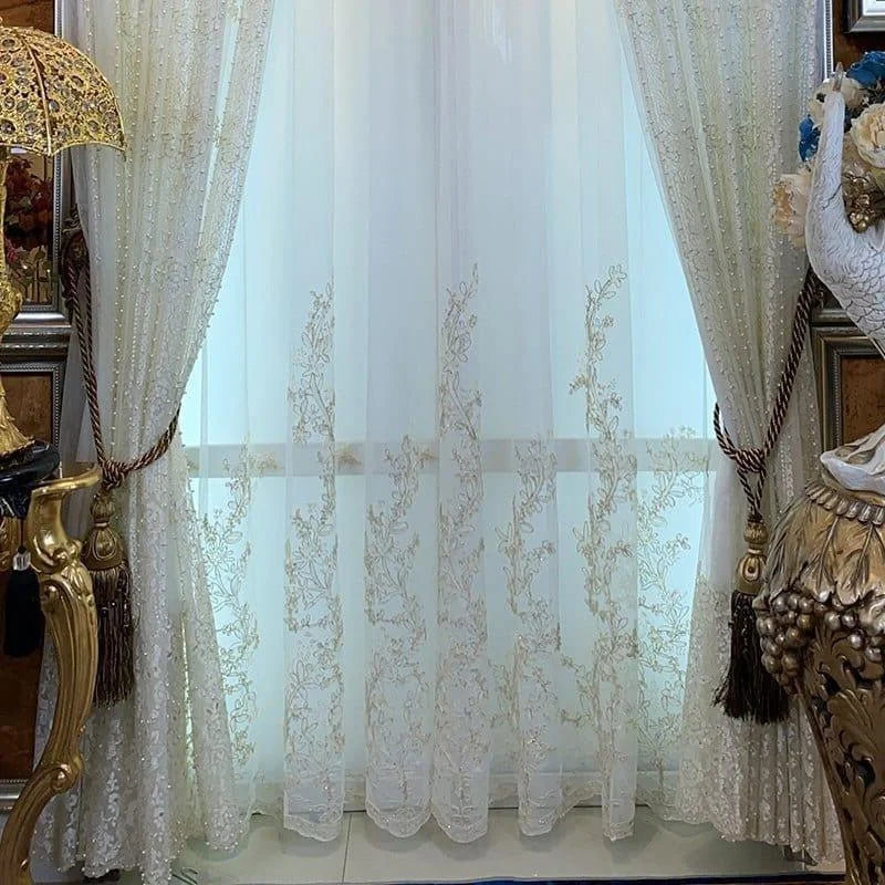 Rideaux élégants et raffinés ornés de motifs floraux délicats, idéaux pour ajouter une touche sophistiquée à votre intérieur. Les embrasses chic et les détails dorés renforcent le charme classique, complétant parfaitement une décoration luxueuse. Parfait pour les salons ou les espaces nécessitant un accent de style et d'élégance.