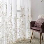 Rideaux élégants avec motifs floraux délicats, parfaits pour ajouter une touche de charme à votre salon. Leur transparence laisse filtrer la lumière naturelle tout en préservant l'intimité. Idéal pour une décoration intérieure raffinée et lumineuse. Ajoute une ambiance chaleureuse et accueillante à votre espace de vie.