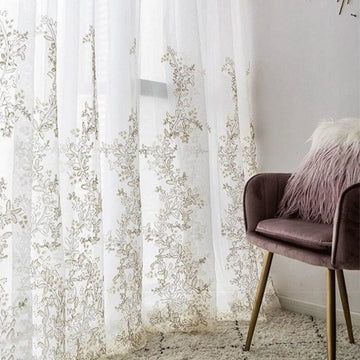 Rideaux élégants avec motifs floraux délicats, parfaits pour ajouter une touche de charme à votre salon. Leur transparence laisse filtrer la lumière naturelle tout en préservant l'intimité. Idéal pour une décoration intérieure raffinée et lumineuse. Ajoute une ambiance chaleureuse et accueillante à votre espace de vie.