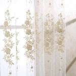 Voilage élégant à motifs floraux dorés, idéal pour illuminer et embellir votre intérieur. Ce rideau décoratif ajoute une touche raffinée à votre salon ou chambre à coucher, créant une ambiance chaleureuse et accueillante. Parfait pour ceux qui recherchent une décoration alliant charme classique et modernité.
