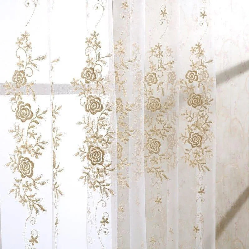 Voilage élégant à motifs floraux dorés, idéal pour illuminer et embellir votre intérieur. Ce rideau décoratif ajoute une touche raffinée à votre salon ou chambre à coucher, créant une ambiance chaleureuse et accueillante. Parfait pour ceux qui recherchent une décoration alliant charme classique et modernité.