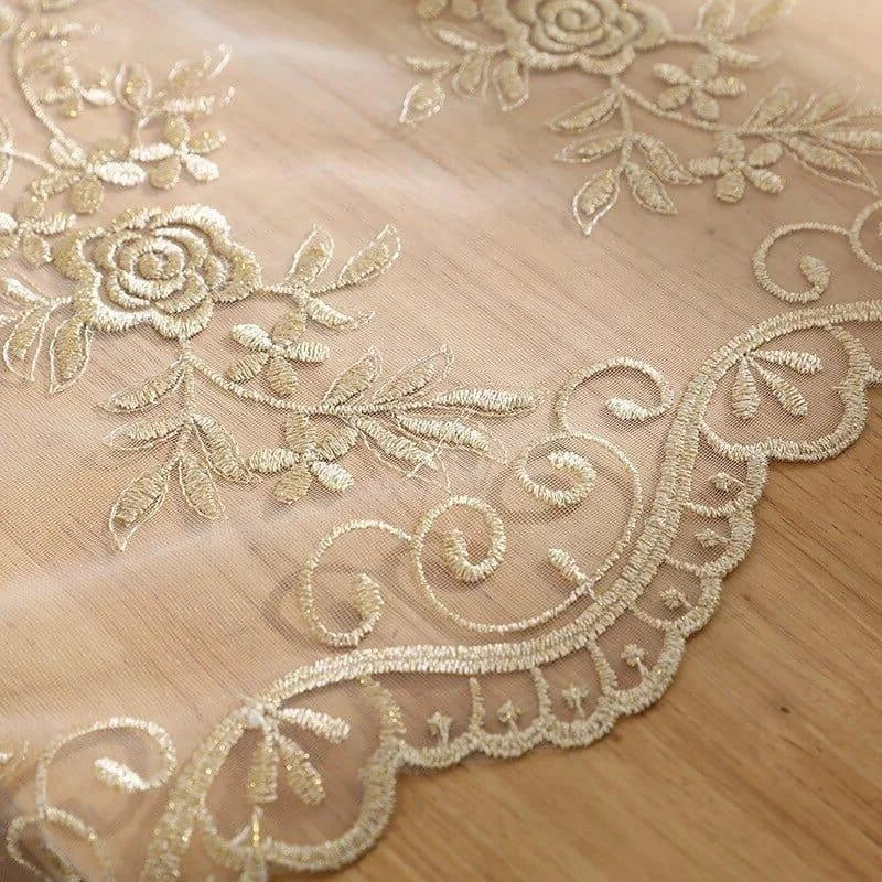 Broderie de motifs floraux délicats sur une nappe élégante, parfaite pour ajouter une touche raffinée à votre décoration de table. Conception sophistiquée avec des détails minutieux, idéale pour des événements spéciaux ou un usage quotidien. Ajoutez du charme et de l'élégance à votre intérieur avec cette nappe ornée de motifs artistiques.