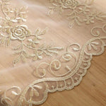 Broderie de motifs floraux délicats sur une nappe élégante, parfaite pour ajouter une touche raffinée à votre décoration de table. Conception sophistiquée avec des détails minutieux, idéale pour des événements spéciaux ou un usage quotidien. Ajoutez du charme et de l'élégance à votre intérieur avec cette nappe ornée de motifs artistiques.
