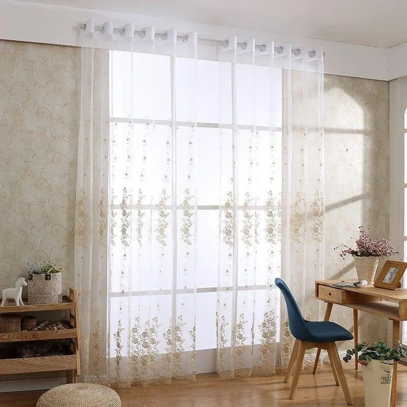 Voilage blanc élégant avec motifs floraux dorés, idéal pour apporter une touche raffinée à votre salon. Ce rideau décoratif permet de filtrer la lumière tout en créant une ambiance lumineuse et chaleureuse. Parfait pour les fenêtres du salon, de la salle à manger ou de la chambre, il ajoute une note de sophistication à votre espace intérieur.