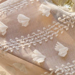 Élégant tissu brodé blanc avec motifs délicats, idéal pour décoration intérieure ou habillement raffiné, s'adapte parfaitement à tout style classique et contemporain, ajoutant une touche de sophistication et de charme intemporel à votre espace.