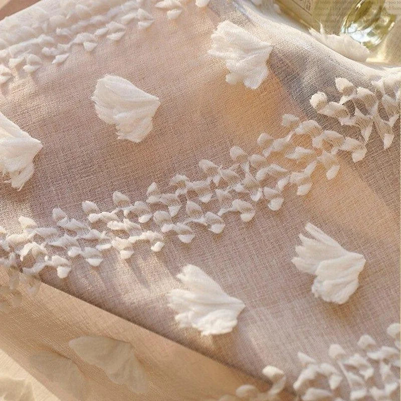 Élégant tissu brodé blanc avec motifs délicats, idéal pour décoration intérieure ou habillement raffiné, s'adapte parfaitement à tout style classique et contemporain, ajoutant une touche de sophistication et de charme intemporel à votre espace.