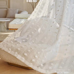 Voilage blanc élégant avec motifs en relief, idéal pour ajouter une touche de sophistication à votre salon. Ce rideau lumineux et aéré permet de filtrer délicatement la lumière naturelle, créant une ambiance douce et accueillante. Parfait pour des décorations intérieures modernes et chic.