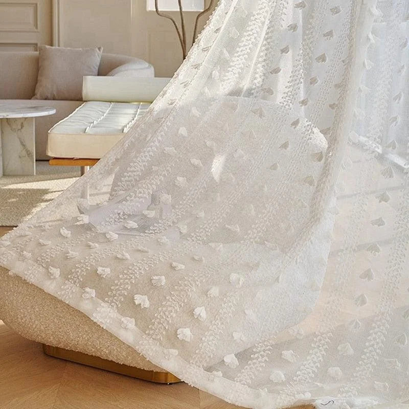 Voilage blanc élégant avec motifs en relief, idéal pour ajouter une touche de sophistication à votre salon. Ce rideau lumineux et aéré permet de filtrer délicatement la lumière naturelle, créant une ambiance douce et accueillante. Parfait pour des décorations intérieures modernes et chic.