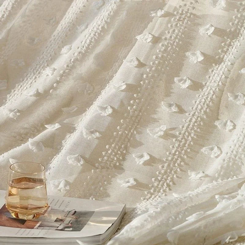 Couverture élégante avec motifs texturés, parfaite pour ajouter une touche de sophistication à votre chambre à coucher. Son design raffiné et ses détails délicats s'harmonisent avec tout type de décoration intérieure. Un choix idéal pour créer une ambiance chaleureuse et accueillante.
