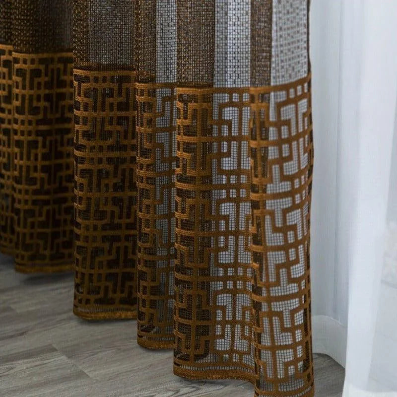 Rideau élégant avec motifs géométriques marron, idéal pour ajouter une touche sophistiquée à votre intérieur. Ce design unique permet de filtrer délicatement la lumière tout en préservant l'intimité. Parfait pour le salon ou la chambre, ce rideau s'harmonise facilement avec divers styles de décoration.