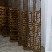 rideau moderne semi transparent motif géométrique marron gris clair contemporain plis flamands passe tringle