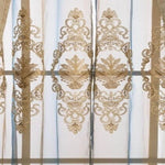 Rideau décoratif brodé avec motifs floraux dorés, idéal pour ajouter une touche élégante et raffinée à votre intérieur. Parfait pour le salon ou la chambre, ce design luxueux laisse passer la lumière tout en offrant une certaine intimité. Accessoire de décoration tendance pour sublimer vos fenêtres.