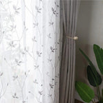 Voilage élégant avec motif floral moderne, parfait pour apporter une touche de sophistication à votre salon. Ce rideau léger et décoratif filtre délicatement la lumière tout en préservant votre intimité. Idéal pour une ambiance naturelle et accueillante.