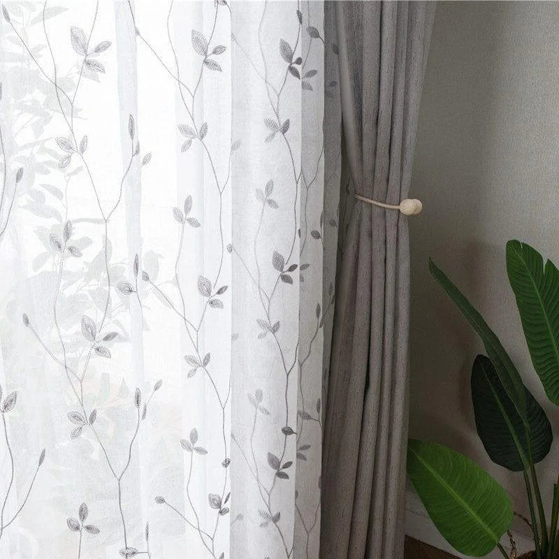 Voilage élégant avec motif floral moderne, parfait pour apporter une touche de sophistication à votre salon. Ce rideau léger et décoratif filtre délicatement la lumière tout en préservant votre intimité. Idéal pour une ambiance naturelle et accueillante.