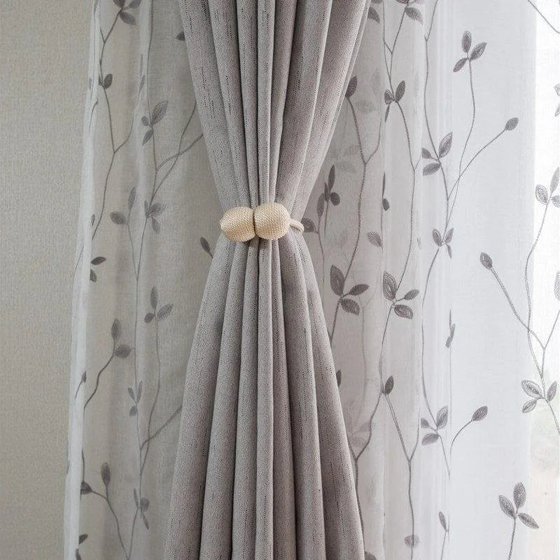 Rideau élégant avec motif végétal discret, idéal pour apporter une touche de sophistication à votre intérieur. Sa teinte neutre et son design moderne s'harmonisent facilement avec divers styles de décoration. Accessoire décoratif parfait pour salon, chambre ou bureau, offrant intimité et esthétisme dans votre espace de vie.