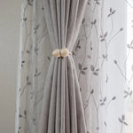 Rideau élégant avec motif végétal discret, idéal pour apporter une touche de sophistication à votre intérieur. Sa teinte neutre et son design moderne s'harmonisent facilement avec divers styles de décoration. Accessoire décoratif parfait pour salon, chambre ou bureau, offrant intimité et esthétisme dans votre espace de vie.