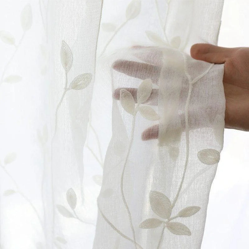 Voilage translucide avec motif floral brodé, parfait pour ajouter une touche d'élégance et de délicatesse à votre intérieur. Sa transparence permet d'apporter une lumière douce à votre pièce tout en préservant votre intimité. Idéal pour une ambiance chaleureuse et accueillante. Disponible dans différentes dimensions pour s'adapter à toutes vos fenêtres.